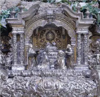  ??  ?? La capilla frontal del canasto del paso, muestra el triunfo de la Eucaristía.
