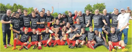  ?? FOTO: TIMO LÄMMERHIRT ?? Am Ziel: Die Normannia ist Meister und hatte bereits die passenden T-Shirts nach der Spiel parat.