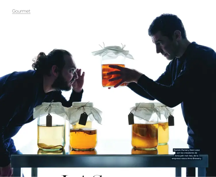  ??  ?? Ramón Perisé y Dani Lasa son los creadores de Ama pét-nat-tea, de la empresa vasca Ama Brewery.