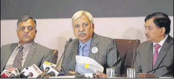  ?? .
KESHAV SINGH/HT ?? Chief election commission Sunil Arora (centre) addressing a press conference in Chandigarh on Thursday.