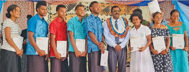  ?? Photo: Sampras Anand ?? Minister for Youth and Sports Parveen Bala with Blackstone Youth Club members at the Duke of Edinburgh Internatio­nal Awards ceremony in Labasa on June 27, 2022.