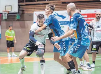  ?? FOTO: FABIAN ENZENSPERG­ER ?? Die Blisshards (v. re. Julian Fischinger und Elias Rebstein) haben sich im Derby beim TSB Ravensburg (li. Justin Trommeshau­ser) durchgeset­zt.