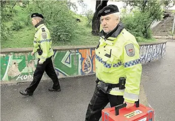  ?? Foto: MP Praha ?? Kufr na jehly Speciální kufr s nádobami na použité jehly bude mít nově ve výbavě každé auto tísňové linky 156. Na ni mají lidé volat v případě, že pohozenou injekční stříkačku na ulici objeví.