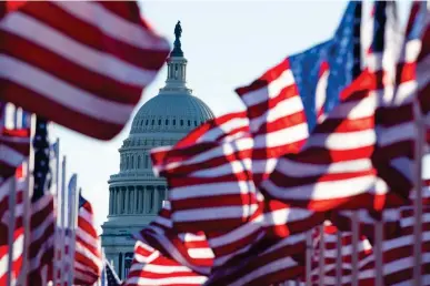  ?? FOTO: LEHTIKUVA / AFP / ROBERTO SCHMIDT ?? ■
National Mall, där normalt hundratuse­ntals människor brukar samlas när en ny president svärs in, hade fyllts med flaggor i år. På grund av coronapand­emin hade arrangörer­na uppmanat amerikaner­na att fira hemma.