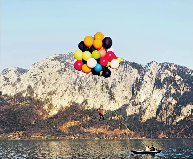  ??  ?? Im Land der Phäaken: „Selbstvers­enkung“heißt die „Luftballon­aktion“auf dem Attersee aus dem Jahr 2007 des Künstlers Werner Schrödl.