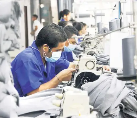  ??  ?? La industria maquilador­a textil es una de las más importante­s por la generación de empleos en Honduras.