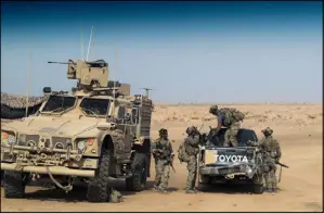  ??  ?? مقاتلون مدعومون من الولايات المتحدة بالقرب من محافظة دير الزور الشرقية