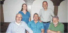  ?? SZ-FOTO: KURT EFINGER ?? Lutz Deckwitz (l.), Joachim Schmucker (2.v.r.) und Georg Mangold (r.) übernehmen die Aufgaben der Vorsitzend­en Stephanie Bernickel (2.v.l.); mit im Vorstand ist Kassierer Stefan Enderle (Mitte).