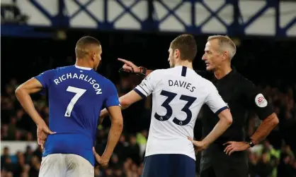  ?? Photograph: Andrew Yates/ Reuters ?? The referee Martin Atkinson awaits the VAR decision on a Tottenham penalty in their 1-1 draw at Everton.