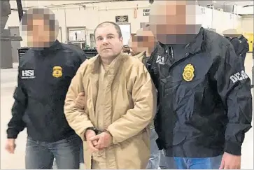  ?? Mexican Interior Ministry ?? FEDERAL agents escort Joaquin “El Chapo” Guzman in Ciudad Juarez, Mexico, as he is extradited to the U.S. A group of inmates in California filmed a video message pledging their loyalty to the Sinaloa cartel leader.