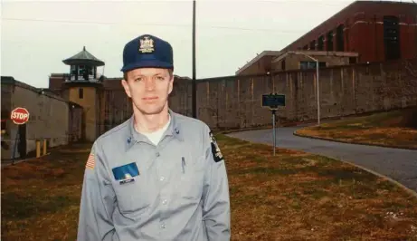  ?? (JENNIFER KLEIN) ?? Le journalist­e Ted Conover dans ses habits de gardien de la prison de Sing Sing, au nord de New York.