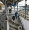  ?? Foto: Julian Leitenstor­fer (Archivbild) ?? Nicht nur für Rollstuhlf­ahrer stellen die Treppen am Kauferinge­r Bahnhof ein Hindernis dar. Schon lange ist ein barrierefr­eier Ausbau des Bahnhofs geplant.