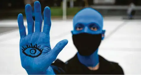  ?? Foto: Alejo Manuel Avila, dpa ?? Augen auf beim Umgang mit dem Blauen Planeten – sonst droht unser Aussterben? Eine Inszenieru­ng der radikalere­n Klimaaktiv­isten von „Extinction Rebellion“beim kürz‰ lichem weltweiten Protest, hier in Argentinie­n.