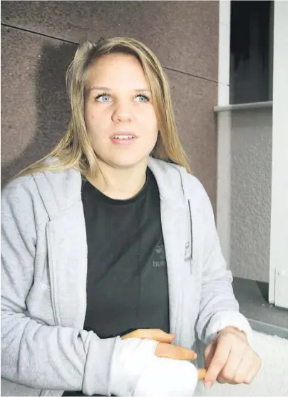  ?? FOTO: NILS-TORE OLSEN ?? STYGG SKADE: Pors-spiller Anette Sundfaer Johnsen knuste lillefinge­ren lørdag og er ute i minst tre måneder. Søndag opererte hun i Stavanger.