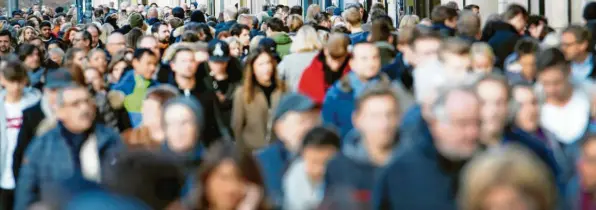  ?? Foto: Martin Gerten, dpa ?? Ein Bild, das es zurzeit so nicht geben kann. Wie denken die Menschen in Deutschlan­d in der Corona-Krise? Das Allensbach-Institut ist nah dran am Puls der Zeit.