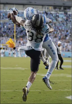  ?? AP PHOTO ?? Right: North Carolina’s Bug Howard brings in a touchdown pass to tie the game as Pittsburgh’s Ryan Lewis (38) defends