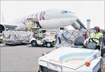  ?? Cortesía palacio presidenci­al de indonesia /EFE ?? • Contenedor de vacunas Moderna, en Aeropuerto de Indonesia, donadas por EE.UU.