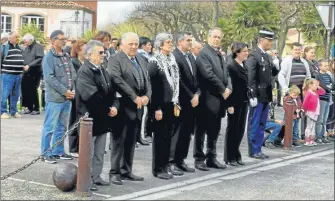  ??  ?? Elus et anciens combattant­s devant le monument aux morts.