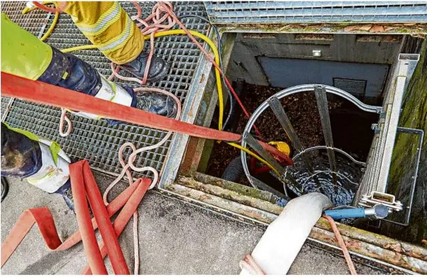  ?? Fotos: Markus Brandhuber ?? Zwei kleinere technische Störungen haben am Montag dazu geführt, dass im Keller der Walter-schmid-halle etliche Tonnen Wasser standen. Das Abpumpen war mit erhebliche­m Aufwand verbunden.