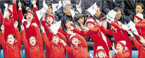  ?? DPA-BILD: WEY ?? Blickfang auf den Rängen: Nordkorean­ische Cheerleade­r sorgen mit Vereinigun­gsfähnchen für Stimmung.