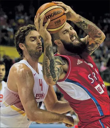  ?? JOHN MACDOUGALL / AFP ?? Pau Gasol, que brilló sólo en el último cuarto, se opone a un ataque de Raduljica