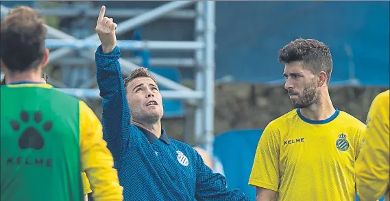  ?? FOTO: PERE PUNTÍ ?? Rubi, junto a Dídac, en un entrenamie­nto El técnico perico asegura que la clave del éxito del Espanyol son los jugadores que desean que ésta “sea una temporada diferente”