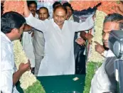  ??  ?? Chief Minister N. Kiran Kumar Reddy is welcomed by Karnataka party workers at an election rally in Bengaluru on Wednesday.