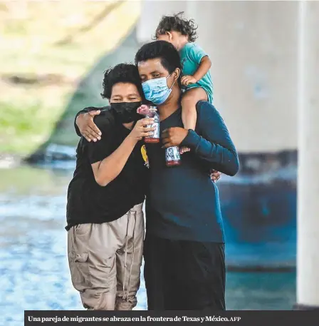  ?? AFP ?? Una pareja de migrantes se abraza en la frontera de Texas y México.