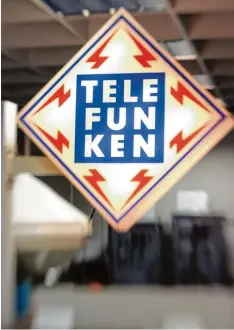  ?? Archivfoto: Alexander Kaya ?? Das Firmenschi­ld von Telefunken im früheren Museum Radar und Funk auf dem Werksgelän­de der Firma EADS/Cassidian.