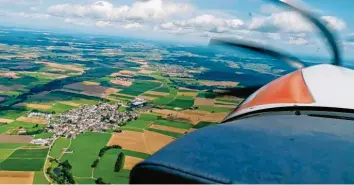  ??  ?? Über den Wolken ... mag die Freiheit zwar grenzenlos sein, aber manchmal wird einem eben auch mulmig. Für MZ‰Volontär Do‰ minik Schätzle war der Flug im Grob‰Ausbildung­sflugzeug ganz schön aufregend.