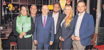  ?? FOTO: MH ?? Gruppenbil­d mit Jubilarin (von links): Doris Eger, Stefan Zwick, Michael Theurer, Klaus Hoher, Sarah Zickler und Benjamin Strasser.