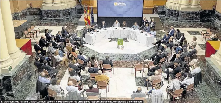  ?? CHUS MARCHADOR ?? El presidente de Aragón, Javier Lambán, ayer en el Pignatelli con los principale­s responsabl­es institucio­nales de la comunidad.