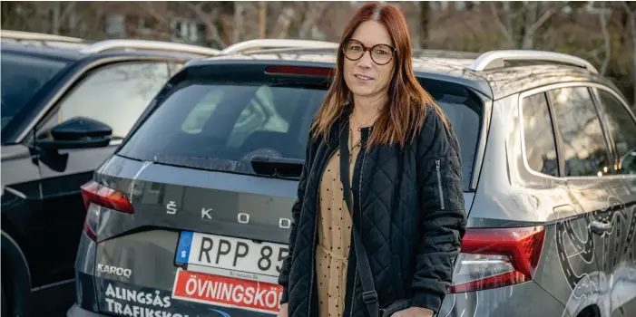 ?? BILD: KATRIN NIKLASSON ?? Jessica Erlandsson, delägare i Alingsås trafikskol­a och trafiklära­re, får allt fler elever som tar automatkör­kort.