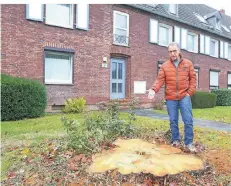  ??  ?? Georg Kral ist fassungslo­s: Der markante Baum, der die Einmündung der Straße An der Tränke in die Lange Straße stand, wurde gefällt.