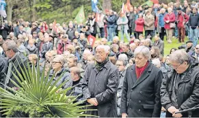  ??  ?? Vertreter und Schüler mehrer Städte haben an der Gedenkvera­nstaltung am Mahnmal Wenzelnber­g in Langenfeld teilgenomm­en.