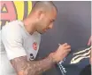  ??  ?? El plantel le dedicó un jersey autografia­do.