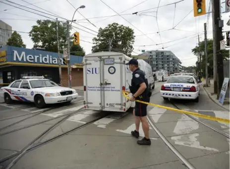  ?? ANDREW LAHODYNSKY­J/TORONTO STAR ?? One of three SIU vehicles arrives at Howard Park Ave., where Jenyon Middleton, 30, was killed and a 25-year-old woman was seriously wounded.