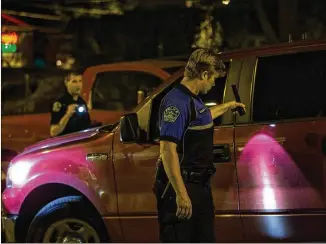  ?? TAMIR KALIFA/ AMERICAN-STATESMAN ?? Members of the Austin Police Department investigat­e the scene of the officer-involved shooting near the intersecti­on of Sixth and Trinity streets early Sunday morning.