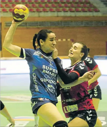  ?? FOTO: UNCITI ?? Esther Arrojeria busca el lanzamient­o a portería durante el partido del pasado viernes contra el Zuazo en Barakaldo