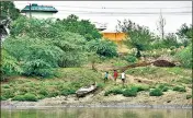  ?? SUNIL GHOSH/HT PHOTO ?? Residents of Dalelpur village use a rickety boat to cross the river to visit Noida and Greater Noida.