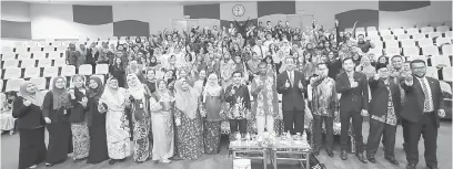  ??  ?? UNTUK FOTO: Dr. Ambigapath­y bersama Dr Hazami semasa majlis perasmian Simposium Bahasa dan Linguistik 2017 di UNIMAS di Kota Samarahan, semalam.