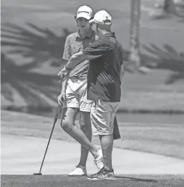  ?? JAY CALDERON/THE DESERT SUN ?? Max Margolis talks with his father Michael whle playing in the U.S. Open local qualifier at Andalusia in La Quinta on Tuesday.