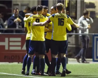  ?? FOTO TOM GOYVAERTS ?? De spelers van City Pirates troepen samen rond Mo El Jattari na zijn doelpunt tegen Helson Helchteren.