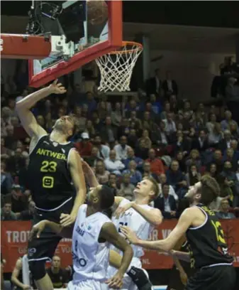  ??  ?? FOTO FIBA Dudzinski gaat voor een korf voor Antwerp.
