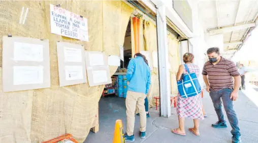  ??  ?? Clientes esperan su turno para ingresar a una tienda en la Central de Abasto.