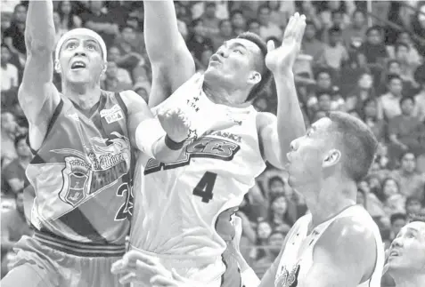  ?? PBA PHOTO ?? Arwind Santos of the San Miguel Beermen and Vic Manuel of Alaska Aces face each other in the PBA Commission­er's Cup semis.