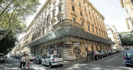  ??  ?? San Giovanni Il palazzo della Banca d’Italia occupato da 14 anni in viale Carlo Felice (foto Lannutti-LaPresse)