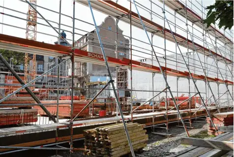  ?? Foto: Silvio Wyszengrad ?? Derzeit wird die Einfachtur­nhalle an der Grundschul­e Vor dem Roten Tor neu gebaut. Außerdem wird die Einrichtun­g zur Ganztagssc­hule ausgebaut. Die Bauarbeite­n werden sich noch bis ins kommende Jahr hinziehen.