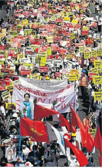  ?? LYNN BO BO / EFE ?? Miles de birmanos protestaro­n ayer en la calle por el arresto de la líder Aung San Suu Kyi.