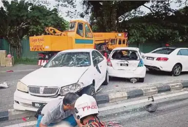  ??  ?? Kenderaan dirempuh lori kren rosak teruk dalam kejadian di Jalan Rawang-kuala Garing, dekat Rawang, semalam.
